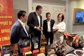La conseillère commerciale Trân Thu Quynh présente des produits de café de haute qualité au président de l'Association du café du Canada (deuxième à partir de la gauche). Photo : VNA