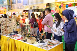 Des stands présentent des produits artisanaux au sein de l’espace intitulé « Essence de l’Automne de Hanoï ». Photo: VNA