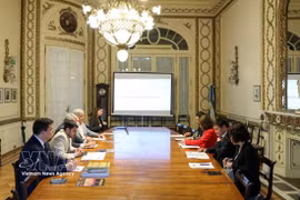 Des représentants de l'Université Austral et de l'ambassade du Vietnam lors de la séance de travail. Photo : VNA
