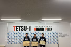 Le Vietnamien Luong Duc Quy (milieu) remporte la 6e édition du « TETSU-1 GRAND PRIX ». Photo: VNA