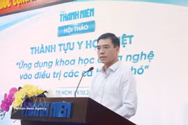 Le docteur Ha Anh Duc, directeur du Département de gestion des services médicaux, salue les compétences des praticiens vietnamiens. Photo: VNA