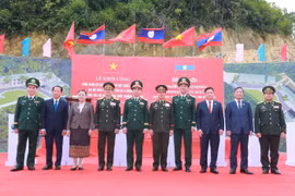 Les deux vice-Premiers ministres et ministres de la Défense du Vietnam et du Laos assistent à la cérémonie de pose de la première pierre du projet de construction d’un poste de coordination militaire frontalier commun. Photo: VNA