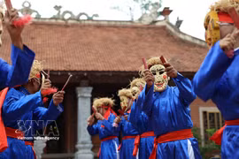 La danse Xuan Pha réunit les cinq danses représentent les cinq pays qui ont envoyé des cadeaux de félicitations au roi Dinh Bo Linh après sa victoire. Photo : VNA