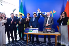 Le Premier ministre Pham Minh Chinh (gauche) et le président brésilien Lula da Silva lors de la cérémonie de signature de l'accord d'exportation bilatéral entre le Vietnam et le Brésil. Photo : Duong Giang/VNA