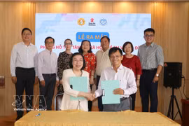 Cérémonie de signature du protocole d’accord de coopération visant à créer et à exploiter un bureau de soutien psychologique et social dédié aux enfants et aux familles de Hô Chi Minh-Ville. Photo: VNA