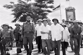 Le président cubain Fidel Castro et le Premier ministre vietnamien Pham Van Dong visitent la ville de Dong Ha en 1973. Photo : archives de la VNA