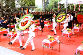 Cérémonie de dépôt de gerbes en hommage aux Héros morts pour la patrie. Photo : VNA
