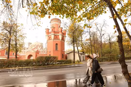 Des touristes profitent des couleurs dorées de l'automne en Russie. Photo : VNA