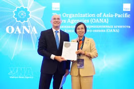 La directrice générale de VNA, Vu Viet Trang, reçoit le deuxième prix du concours des meilleurs produits journalistiques de l’OANA 2026 remis par Andrey Kondrashov, directeur général de la TASS. Photo: VNA