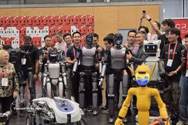 Le robot VR-H3 de VinRobotics participe au défilé de robots de l'ICRA 2026. Photo : VNA