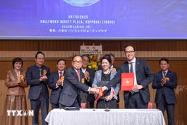 L'Association vietnamienne au Japon (VJBA) et l'Académie de couture d'Ushiyama signent un accord de coopération. Photo : Xuan Giao/VNA