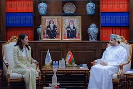 La vice-ministre des Affaires étrangères, Nguyên Minh Hang, rencontre Sheikh Faisal Abdullah Al Rawas, président de la Chambre de commerce et d’industrie d’Oman (OCCI). Photo: VNA