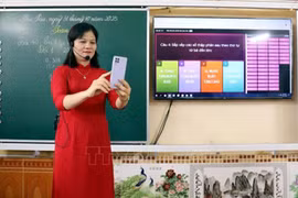 Une enseignante recourt à des applications d’intelligence artificielle dans ses pratiques pédagogiques. Photo : VNA