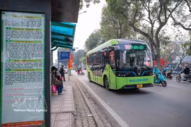 Dès le 1er avril, Hanoï déploie dix nouvelles lignes de bus électriques. Photo: VNA