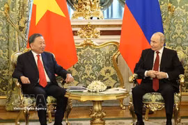 Le secrétaire général du Parti communiste du Vietnam, président de la République, To Lam (droite), et le président russe Vladimir Poutine. Photo: VNA