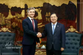 Le vice-Premier ministre permanent du Vietnam, Pham Gia Tuc (droite), reçoit le ministre lituanien des Affaires étrangères, Kestutis Budrys. Photo: VNA