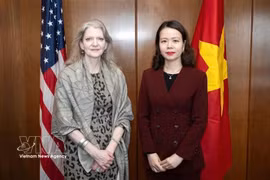 La vice-ministre vietnamienne des Affaires étrangères Nguyen Minh Hang (droite) et la sous-secrétaire d’État américaine Allison Hooker. Photo: VNA