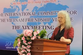 Mme Rosemarie Mizo, présidente du Comité international et du Comité national allemand du Village de l’Amitié, s'exprime lors de la cérémonie de signature. Photo: VNA