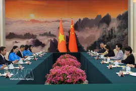 Séance de travail entre la délégation vietnamienne et la Fédération des femmes de Chine. Photo: VNA