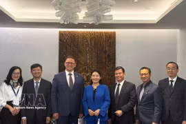 La délégation de l’Audit d’État du Vietnam et la délégation du Comité de contrôle d'État de Biélorussie. Photo: VNA