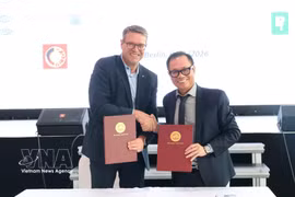 Signature du protocole d'accord entre la DSEZA et la société ASCO Industries N.V. Photo: VNA