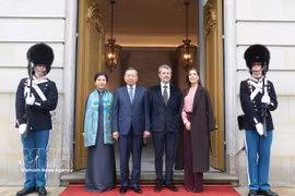 Le roi danois Frederik X (2e, droite) et la reine Mary (première, droite) président la cérémonie officielle d'adieu en l'honneur du secrétaire général du Parti et président To Lam et de son épouse. Photo: VNA
