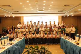 Des délégués du Comité central du Front de la Patrie du Vietnam et des enseignants et élèves de l’École bilingue lao-vietnamienne Nguyen Du. Photo: VNA
