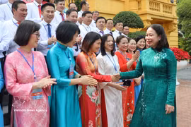 La vice-présidente Vo Thi Anh Xuan rencontre une délégation de 101 présidents de syndicats de base. Photo: VNA