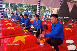 Une cérémonie solennelle se tient le 30 juin au cimetière des martyrs de Vinh Hung - Tan Hung pour accueillir 173 restes de soldats tombés au Cambodge. Photo: VNA