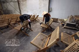 Production de meubles d'extérieur destinés au marché européen à l'usine Hong Ngoc, dans la zone industrielle de Phu Tai, quartier de Quy Nhon Bac, province de Gia Lai. Photo : VNA