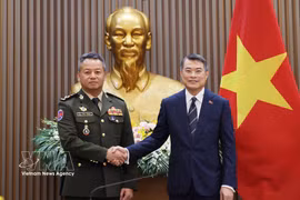 Le Premier ministre Le Minh Hung (droite) et le général Tea Seiha, vice-Premier ministre et ministre cambodgien de la Défense. Photo: VNA