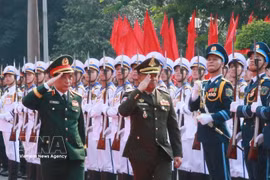 Les deux ministres de la Défense passent en revue la garde d'honneur de l'Armée populaire du Vietnam. Photo : VNA
