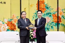 Le président de l’Assemblée nationale du Vietnam Tran Thanh Man (gauche) offre un cadeau de souvenir au secrétaire du Comité du Parti communiste chinois de la province du Shaanxi, Zhao Yide. Photo: VNA