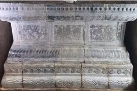 Le piédestal de pierre de Long Hoa. Photo: vannghe.ninhbinh.gov.vn