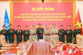 Cérémonie de remise des décisions du président de la République et du ministre de la Défense à deux officiers vietnamiens. Photo : VNA