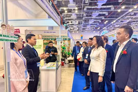 Des délégués visitent un stand présentant des produits certifiés halal à la foire HCMC Export 2026. Photo : VNA