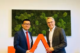 L'ambassadeur du Vietnam en Autriche, Vu Le Thai Hoang (gauche), et le directeur de l’Agence commerciale autrichienne (ABA), Rene Tritscher. Photo: VNA