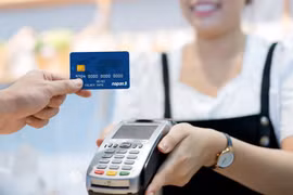 Les paiements sans espèces dépassent largement l'objectif fixé. Photo : Vietnam+