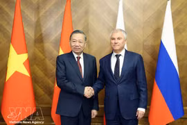 Le secrétaire général du Parti et président de la République, To Lam (gauche) et le président de la Douma d’État de l’Assemblée fédérale de Russie, Vyacheslav Volodin. Photo : VNA