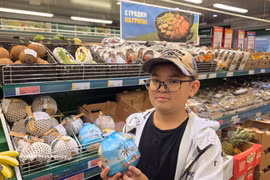 Une cliente asiatique avec des noix de coco vietnamiennes. Photo : VNA