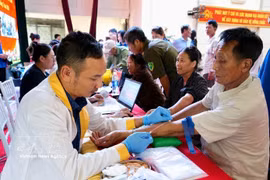Le personnel médical prélève des échantillons d'ADN auprès des familles de soldats tombés au combat dans la commune de Yen Lac, province de Phu Tho. Photo : VNA