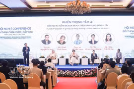 Tran Ha My (première à droite) participe à la Conférence de dialogue politique de haut niveau sur les nouveaux modèles de croissance, l’innovation et les villes mondiales, en juillet 2026 à Da Nang. Photo : VNA
