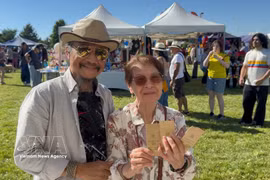 L’artisan Nguyen Ngoc Tuan présente le thé vietnamien lors du Festival Latino 2026. Photo: VNA