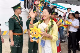 Des croisiéristes arrivent à Quang Ninh à bord du navire de croisière Adora Magic City. Photo : VNA