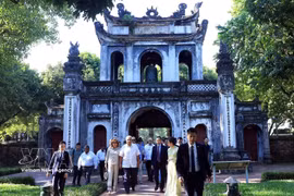 Le président panaméen, José Raúl Mulino Quintero, et son épouse visitent le Temple de la Littérature. Photo: VNA