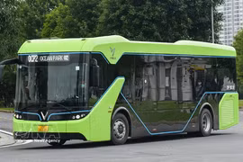 Hanoï prévoit d'investir dans le remplacement de plusieurs dizaines de bus électriques d'ici fin 2026. Photo : VNA