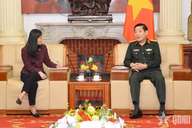 Le général de corps d’armée Nguyen Van Gau, reçoit l'ambassadrice des États-Unis au Vietnam, Jennifer Wicks, le 21 octobre à Hanoï. Photo: qdnd.vn