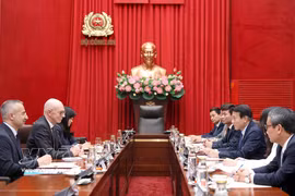 Le général Luong Tam Quang, membre du Bureau politique et ministre de la Sécurité publique reçoit le professeur Graham Carr, recteur et vice-chancelier de l'Université Concordia. Photo: VNA