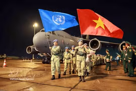 Les cadres et soldats de l'hôpital de campagne de niveau 2 n°7 retournent au pays après avoir accompli avec succès leur mission au Soudan du Sud. Photo: VNA