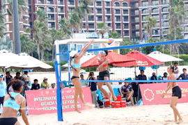 La finale très disputée entre les deux équipes, Vietnam 1 (en bleu) et Thaïlande 1. Photo : VNA